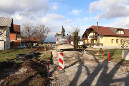 Izgradnja kanalizacije in obnova vodovoda na Dolenjem Jezeru 02 Foto Ljubo Vukelič